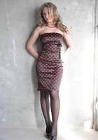 На фоне стены голубоглазая краля в платье в горошек показывает торчащие соски 4 фото На фоне стены голубоглазая краля в платье в горошек показывает торчащие соски 4 фото