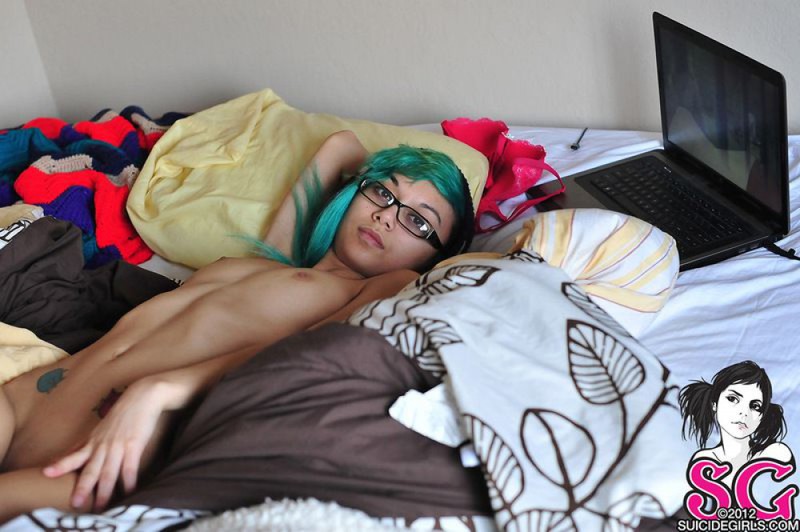 Девушка-эмо смотрит видеоролики голой 20 фотография