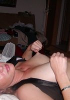 После небольшой прелюдии жена отсосала у супруга 7 фото