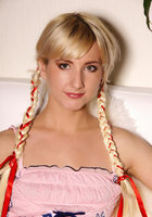 Блондинка с косичками светит небритым лобком 2 фото Блондинка с косичками светит небритым лобком 2 фото