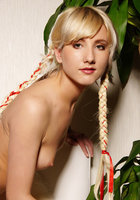 Блондинка с косичками светит небритым лобком 12 фото Блондинка с косичками светит небритым лобком 12 фото