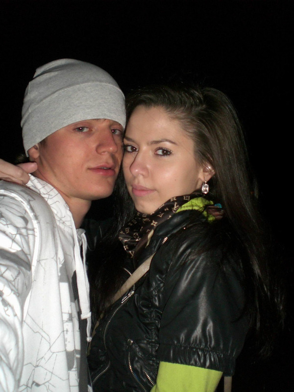 Брюнетка вертит красивой попой перед парнем 13 фотография