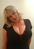 Блондинка демонстрирует черные стринги на кровати 11 фото Блондинка демонстрирует черные стринги на кровати 11 фото