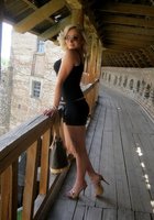 Блондинка демонстрирует черные стринги на кровати 4 фото Блондинка демонстрирует черные стринги на кровати 4 фото