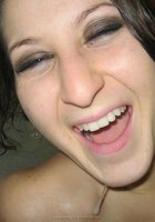 Брюнетка принимает ванну и играет с дилдо 22 фото Брюнетка принимает ванну и играет с дилдо 22 фото