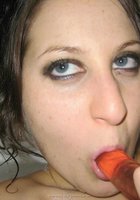 Брюнетка принимает ванну и играет с дилдо 19 фото Брюнетка принимает ванну и играет с дилдо 19 фото