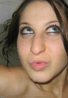 Брюнетка принимает ванну и играет с дилдо 24 фото Брюнетка принимает ванну и играет с дилдо 24 фото