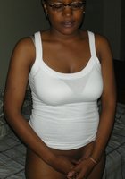 Негритянка мастурбирует вагину красным самотыком 4 фото Негритянка мастурбирует вагину красным самотыком 4 фото