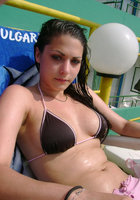 Брюнетка медленно разделась и начала сосать 2 фото Брюнетка медленно разделась и начала сосать 2 фото