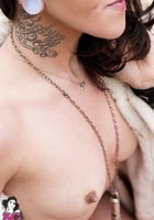 Татуированная красотка с торчащими сосками 33 фото Татуированная красотка с торчащими сосками 33 фото