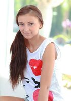 Русая стройняшка балуется игрушками 5 фото Русая стройняшка балуется игрушками 5 фото