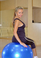 Мажор подарил своей пассии автомобиль 2 фото Мажор подарил своей пассии автомобиль 2 фото