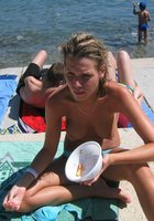 Милашка в трусах загорает с голыми сиськами на пляже 17 фото Милашка в трусах загорает с голыми сиськами на пляже 17 фото