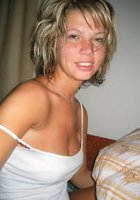 Милашка в трусах загорает с голыми сиськами на пляже 18 фото Милашка в трусах загорает с голыми сиськами на пляже 18 фото