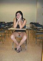 Брюнетка раздвигает ноги и показывает аккуратную щель дома и в публичных местах 12 фото Брюнетка раздвигает ноги и показывает аккуратную щель дома и в публичных местах 12 фото