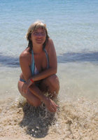 Курортница загорает топлесс и раздевается в отеле 3 фото