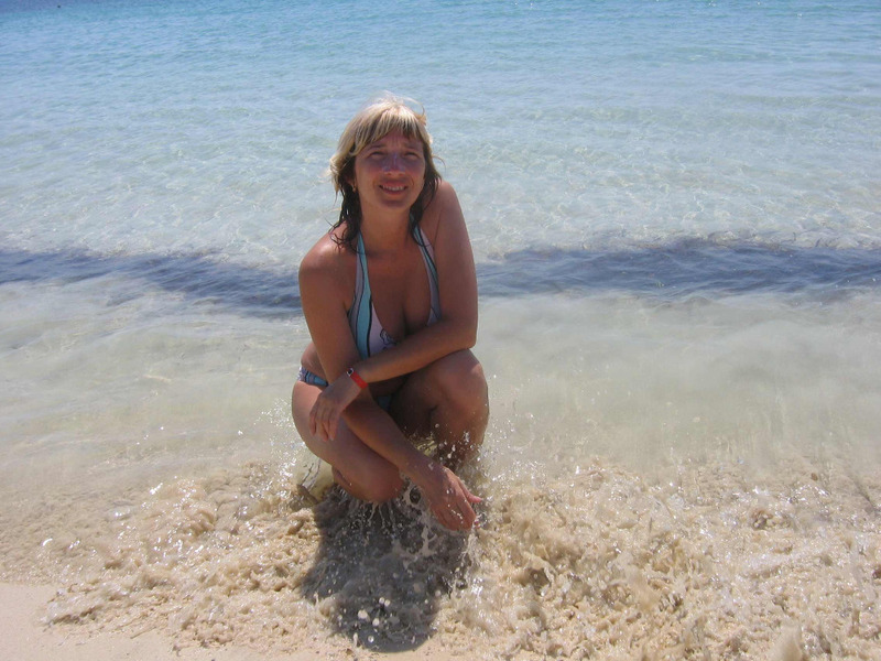 Курортница загорает топлесс и раздевается в отеле 3 фотография