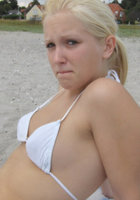 Блондинка разводит ножки и показывает аппетитную киску 10 фото Блондинка разводит ножки и показывает аппетитную киску 10 фото