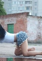 Дамочка стоит раком и показывает жопу в стрингах 2 фото Дамочка стоит раком и показывает жопу в стрингах 2 фото