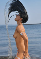 Брюнетка плещется на берегу моря и спускает трусики 15 фото Брюнетка плещется на берегу моря и спускает трусики 15 фото