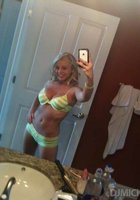 Милые девахи делают селфи перед зеркалом с обнаженной грудью 1 фото Милые девахи делают селфи перед зеркалом с обнаженной грудью 1 фото