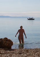 Телка отдыхает у моря с голыми сиськами 3 фото Телка отдыхает у моря с голыми сиськами 3 фото