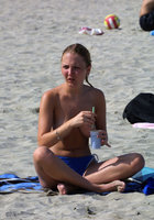 Стройные девушки щеголяют по пляжу в одних только трусах 10 фото Стройные девушки щеголяют по пляжу в одних только трусах 10 фото