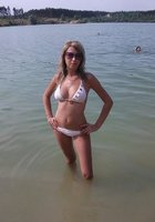 Девушки на море позируют в купальниках, топлес и голыми 8 фото Девушки на море позируют в купальниках, топлес и голыми 8 фото