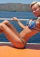 Девушки на море позируют в купальниках, топлес и голыми 14 фото Девушки на море позируют в купальниках, топлес и голыми 14 фото