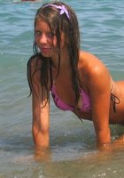 Девушки на море позируют в купальниках, топлес и голыми 17 фото Девушки на море позируют в купальниках, топлес и голыми 17 фото