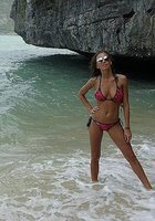 Девушки на море позируют в купальниках, топлес и голыми 7 фото Девушки на море позируют в купальниках, топлес и голыми 7 фото