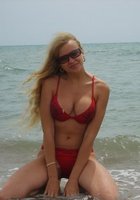 Девушки на море позируют в купальниках, топлес и голыми 19 фото Девушки на море позируют в купальниках, топлес и голыми 19 фото