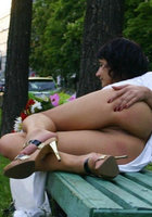 Брюнетка проветривает пилотку гуляя по весеннему парку без трусов 2 фото Брюнетка проветривает пилотку гуляя по весеннему парку без трусов 2 фото