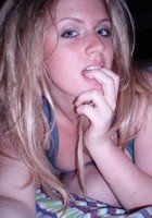 Сероглазая блондинка лежит в майке на кровати 1 фото Сероглазая блондинка лежит в майке на кровати 1 фото