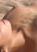 Голая русалка отдыхает на пляже 13 фото Голая русалка отдыхает на пляже 13 фото