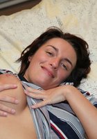 Лежа на спине мамка оголила одну сиську третьего размера 3 фото Лежа на спине мамка оголила одну сиську третьего размера 3 фото