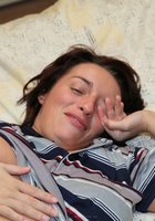 Лежа на спине мамка оголила одну сиську третьего размера 8 фото Лежа на спине мамка оголила одну сиську третьего размера 8 фото