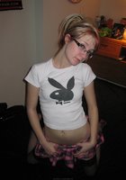 Очаровательная нимфа раздевается на кровати 8 фото Очаровательная нимфа раздевается на кровати 8 фото