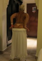 Загорелая блонда зрелого возраста светит голыми формами в отеле 9 фото Загорелая блонда зрелого возраста светит голыми формами в отеле 9 фото