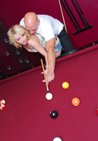 Лысый мачо учит пассию играть в бильярд 2 фото Лысый мачо учит пассию играть в бильярд 2 фото