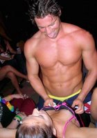 Парни трахают молодых девок на публике 6 фото Парни трахают молодых девок на публике 6 фото