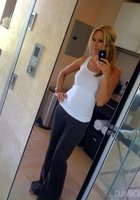 Телочки в нижнем белье позируют перед зеркалом 12 фото Телочки в нижнем белье позируют перед зеркалом 12 фото