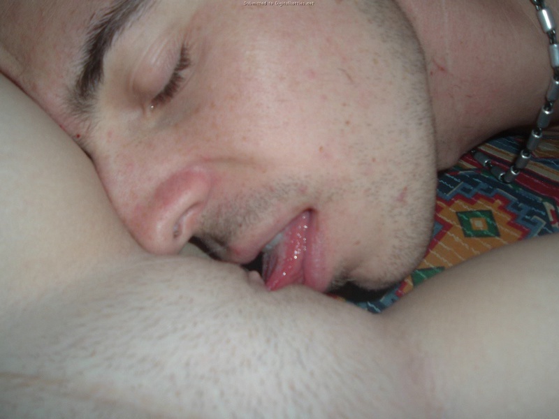 Голая любовница подставляет киску для члена ловеласа 20 фотография