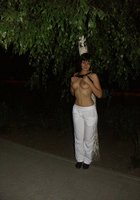 Брюнетка катается на велосипеде по полю голой 10 фото Брюнетка катается на велосипеде по полю голой 10 фото