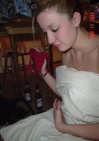 Красавица фотографируется после секса с другом 6 фото Красавица фотографируется после секса с другом 6 фото