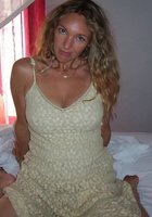 Белобрысая мамка с обвисшей грудью загорает без трусов 5 фото Белобрысая мамка с обвисшей грудью загорает без трусов 5 фото