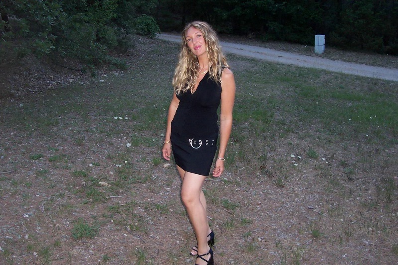 Белобрысая мамка с обвисшей грудью загорает без трусов 1 фотография