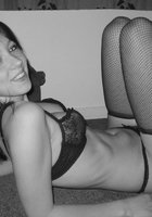 Грешница со стройными ляжками позирует дома в эротичном белье 4 фото Грешница со стройными ляжками позирует дома в эротичном белье 4 фото