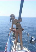 Брюнетка в трусах показывает сиськи катаясь на яхте 3 фото Брюнетка в трусах показывает сиськи катаясь на яхте 3 фото