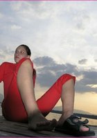 Брюнетка в трусах показывает сиськи катаясь на яхте 2 фото Брюнетка в трусах показывает сиськи катаясь на яхте 2 фото